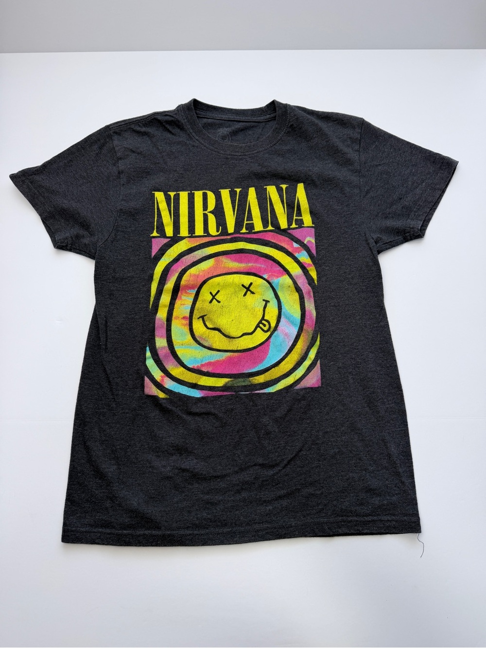 Nirvana Smiley Face Graphic Band T-Shirt Gray Short Sleeve Adult Medium M Rock